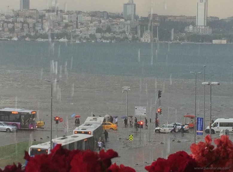 DFASRMAW0AAz_kl İstanbul'da Tarihi Yağış! 18.07.2017 Sel Haberler 