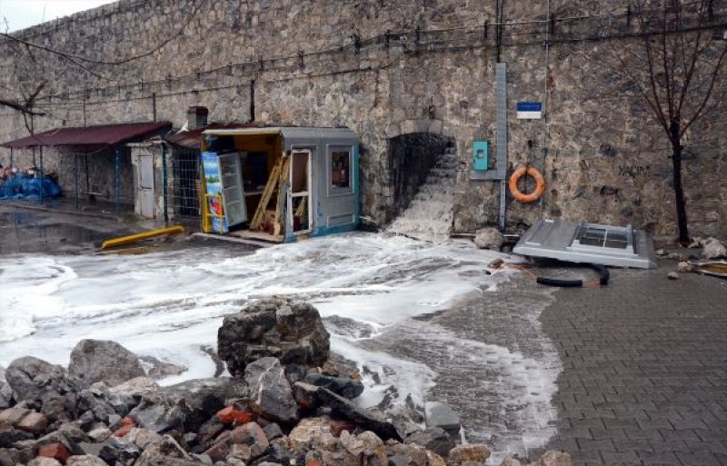 zonguldakta-firtina-yikti-gecti-4 Zonguldak'ta fırtına yıktı geçti... Foto Galerisi 