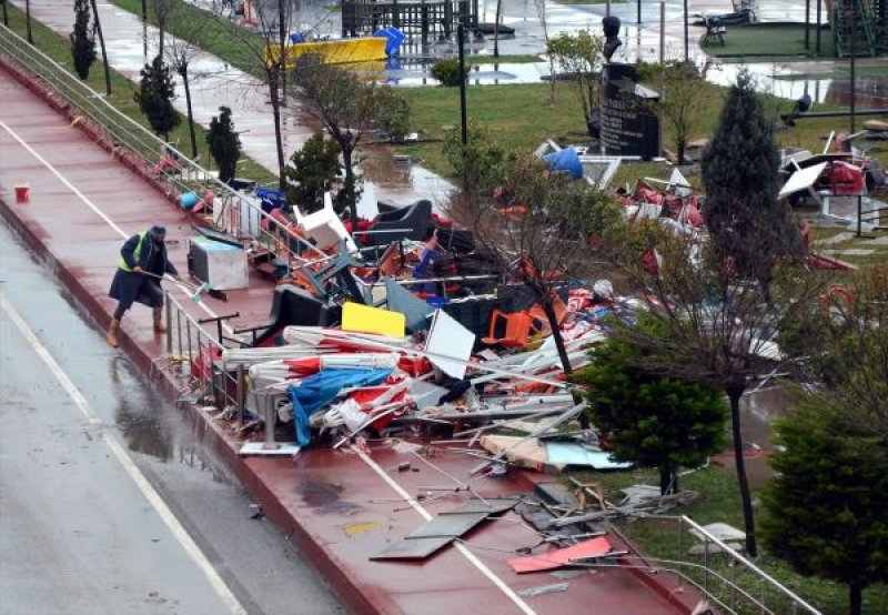 zonguldakta-firtina-yikti-gecti-9 Zonguldak'ta fırtına yıktı geçti... Foto Galerisi 