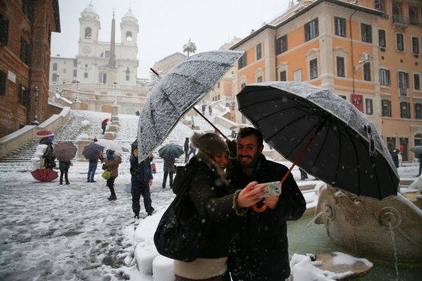 2 Roma'da 6 yıl sonra ilk kez kar yağdı! Haberler 