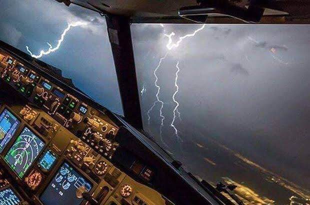 İstanbul'da Uçağa Yıldırım Çarptı !
