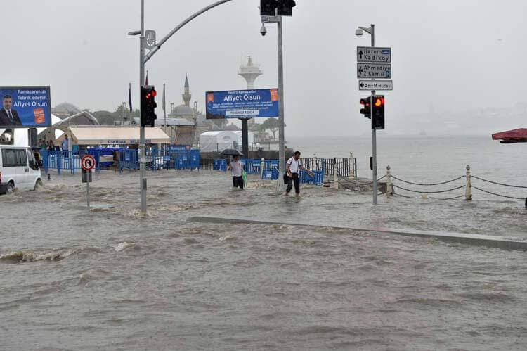 İstanbul Üsküdar'da yine su baskını yaşandı !