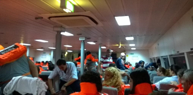 Feribot fırtınaya yakalandı, camı patladı !