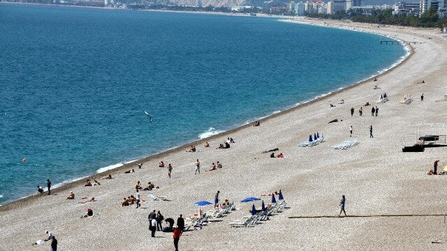 Antalya'da Vatandaşlar Kasım'da Sahil Keyfi Yaptı