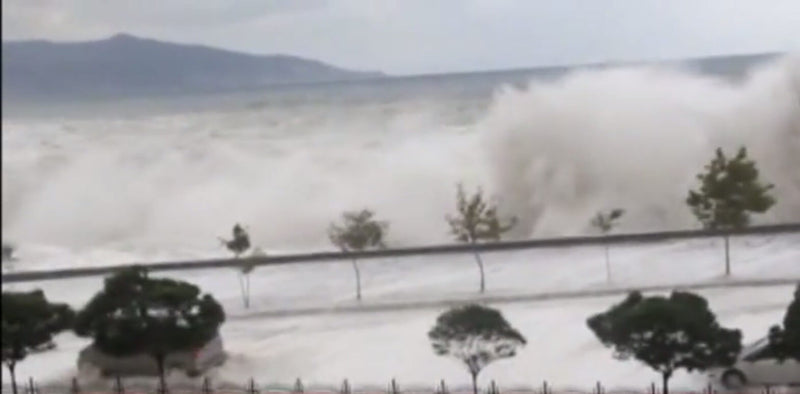 Giresun'da dev dalgalar sahil yolunu kapadı !