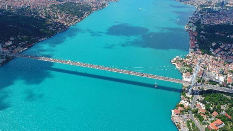 İstanbul Boğazı Turkuaz Renkte...