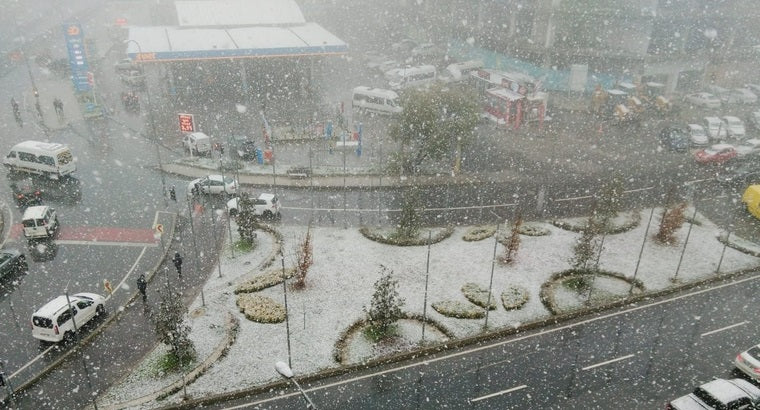 İstanbul'da Mevsimin İlk Karı Düştü!
