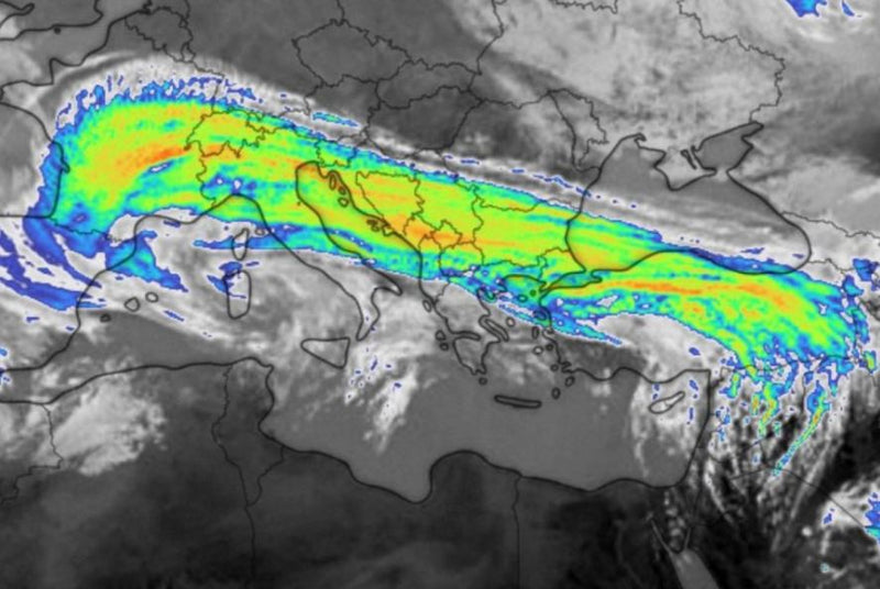 Paris'ten Van'a Kadar Uzanan Bulut Dikkat Çekti!