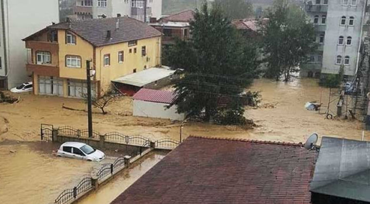 Kaynarca'daki sağanak yağışta sel meydana geldi!