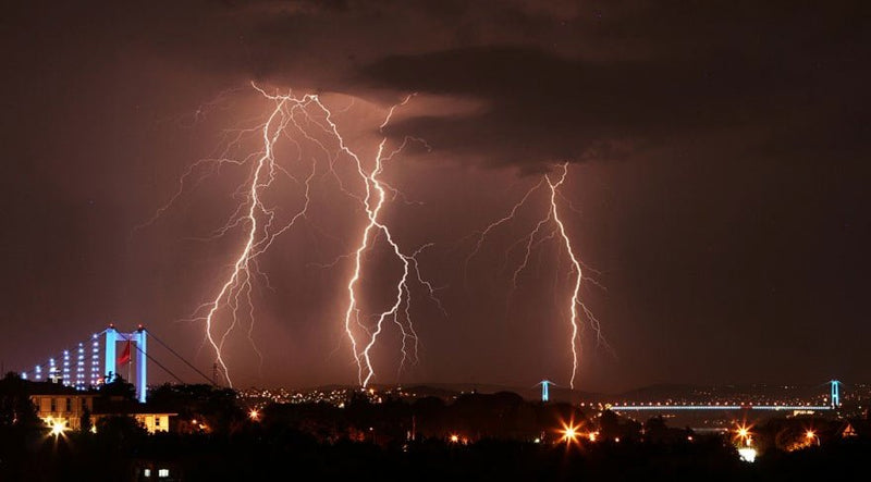 İstanbul'da Gök Gürültüsüyle Birlikte Binlerce Şimşek ve Yıldırım Görülecek!