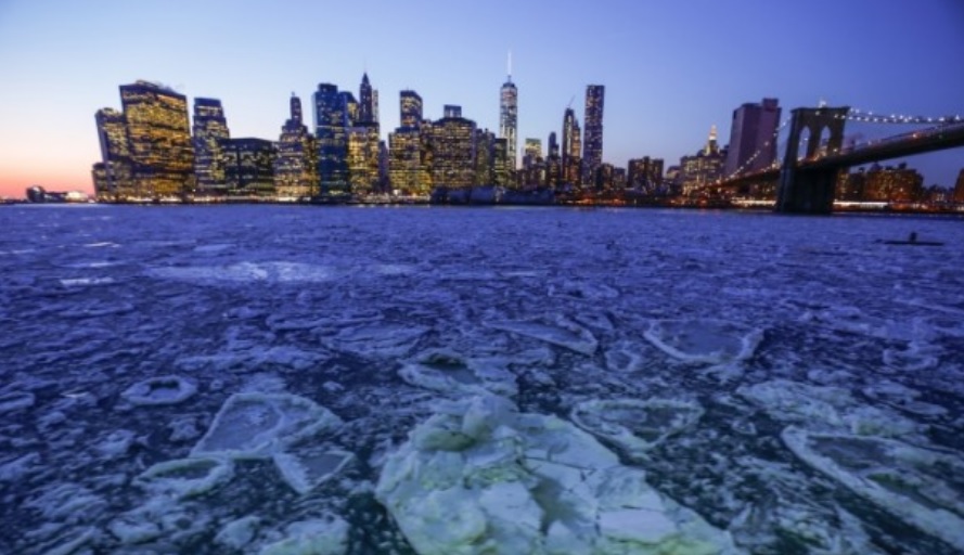 Newyork’da East River’ı buz kapladı !