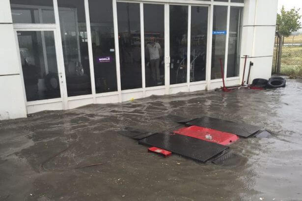 ankara-da-yagmurda-araclar-mahsur-kaldi-7618997_5170_m Ankara'da Yağan Yağmur Sele Neden Oldu ! Haberler  
