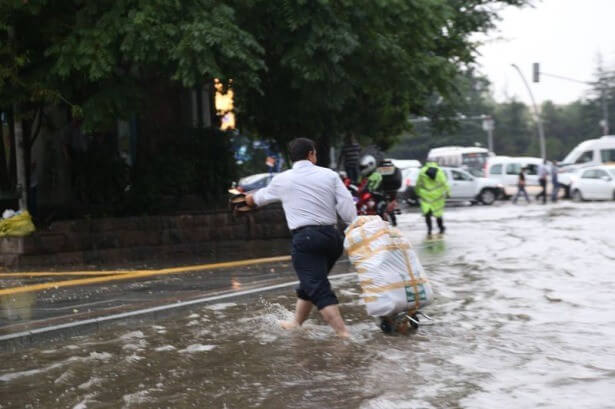 ankara-da-yagmurda-araclar-mahsur-kaldi-7618997_652_m Ankara'da Yağan Yağmur Sele Neden Oldu ! Haberler  