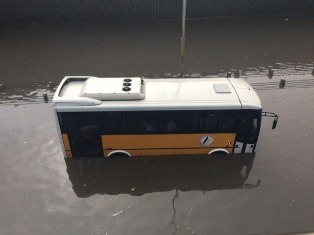 ankara-da-yagmurda-araclar-mahsur-kaldi-7618997_7775_m Ankara'da Yağan Yağmur Sele Neden Oldu ! Haberler  