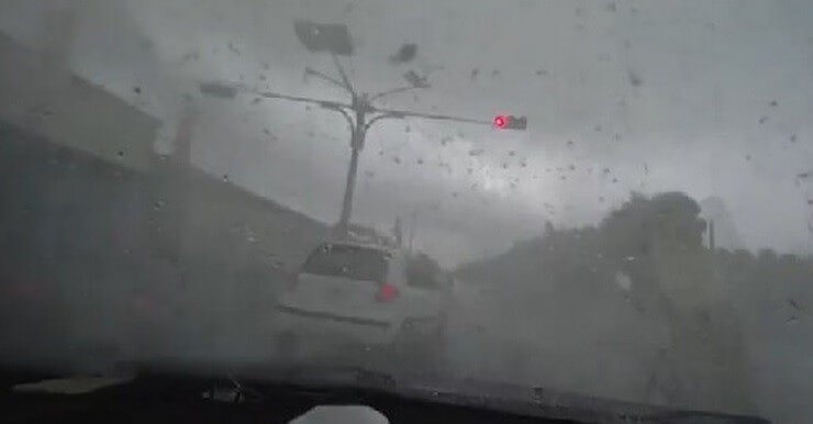 Tayvan’da Fırtına Arabayı Uçurdu !