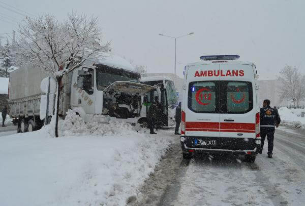 Bitlis’te 90 köy yolu kardan kapandı