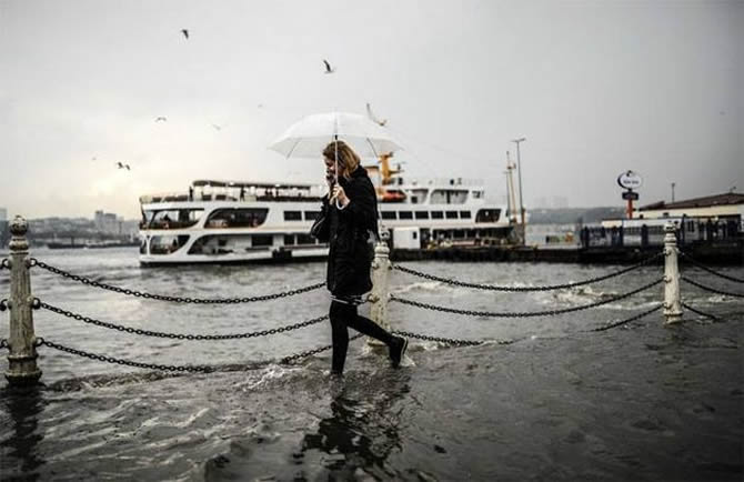 istanbul-yagmur-sonrasi-uskudar-da-yuruyus-3560-i4 İstanbul'da Kuvvetli Yağmur! Uyarılar  